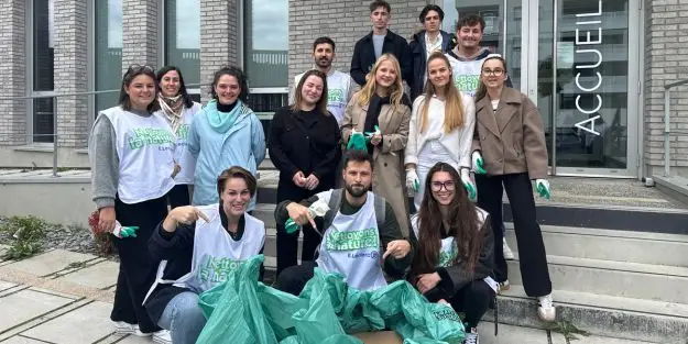groupe d'étudiants devant le campus Ecofac Rennes lors de la collecte de déchet organisé pour "Nettoyons la nature"