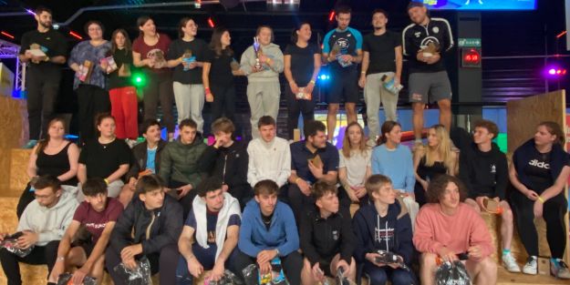 groupe d'étudiants gagnants de la journée d'intégration de Caen