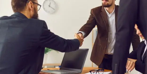 deux personne qui se sert la main pour illustrer la relation client