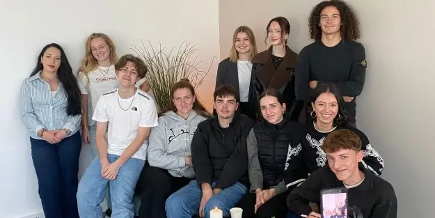 groupe d'étudiant de rennes en bts communication durant un cours de vidéo