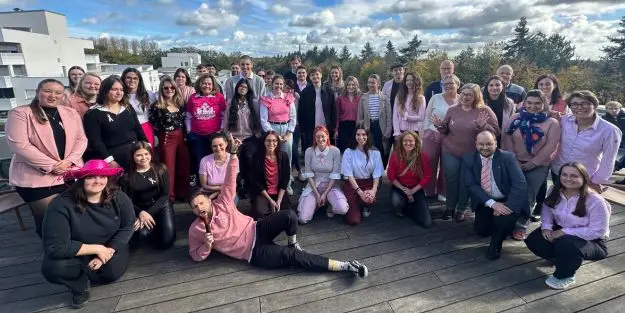 étudiants, salarié et formateurs Ecofac réunis et habillés en rose pour la journée de soutient à la lutte contre le cancer du sein