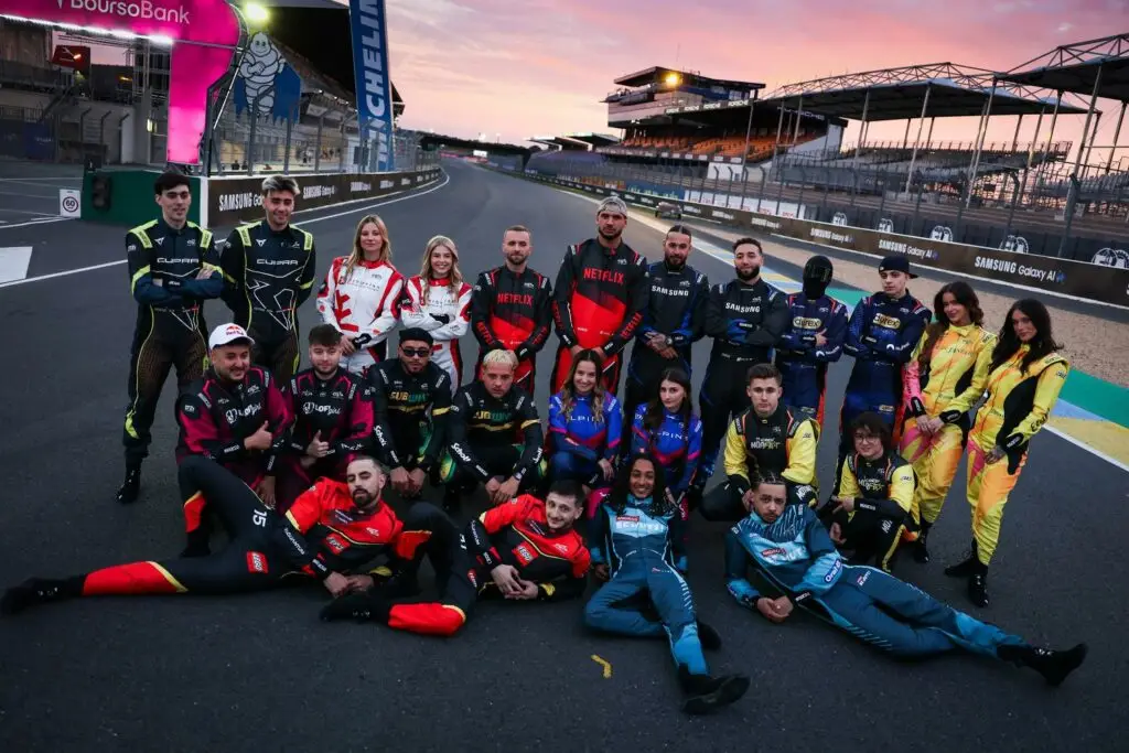 photo d'équipe de tous les participant du GP explorer organisé par Squeezie