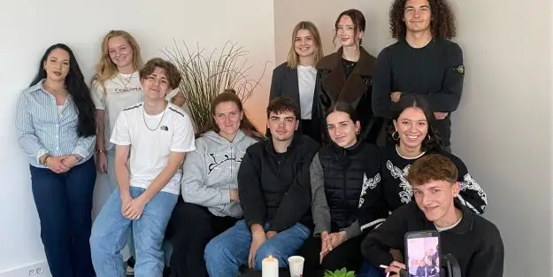 Groupe d'étudiants du campus de Rennes pendant le tournage de la vidéo sur le harcèlement scolaire