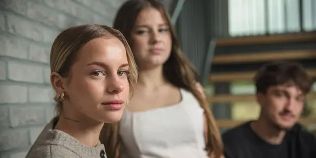 étudiante du campus ecofac rennes dans les escaliers du campus