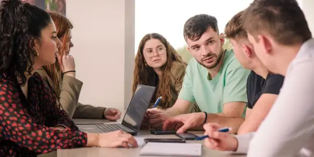 groupe d'étudiant en train de travailler en groupe dans la cafétéria
