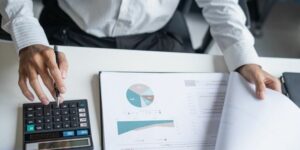 commercial qui travaille sur la croissance de son entreprise