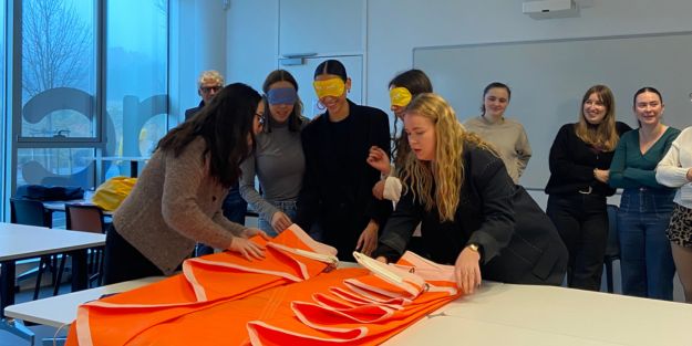 Classe de mastère marketing lors d'un projet de groupe en management