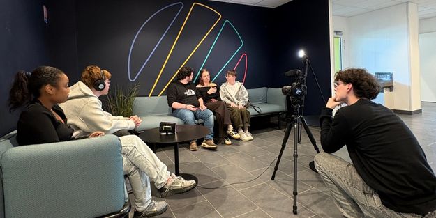 étudiant en bachelor communication réalisant un projet vidéo