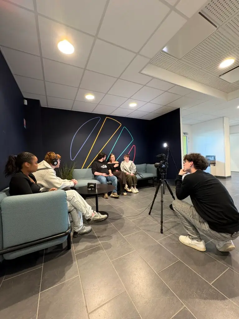plusieurs étudiants de bachelor communication en projet vidéo
