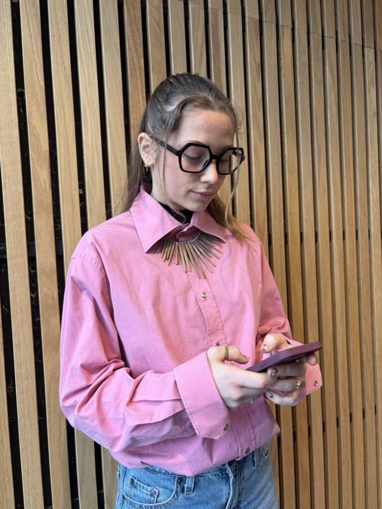 étudiante Ecofac sur son téléphone