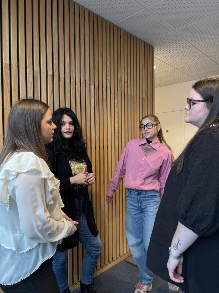 groupe de 4 étudiantes au campus Ecofac