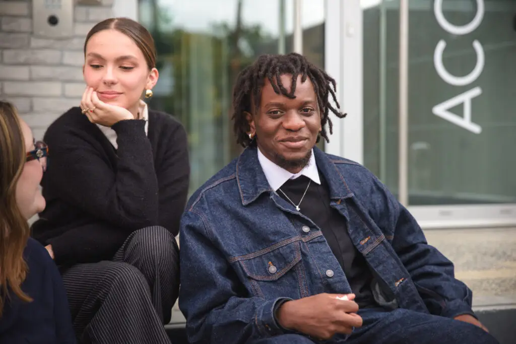étudiants devant le campus Ecofac