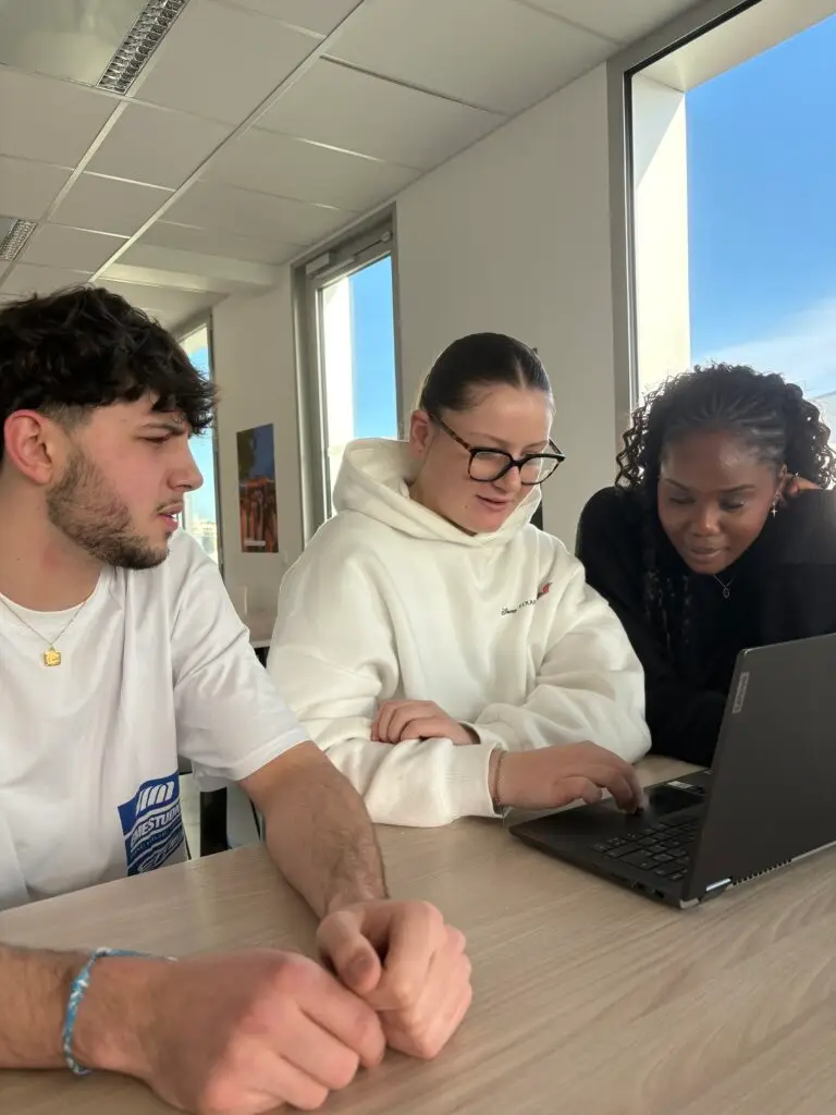 3 étudiants qui révisent