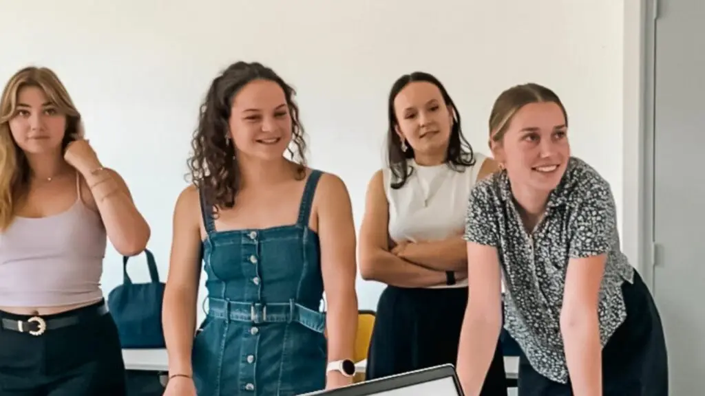 groupe d'étudiante lors du blind test de la fête de la musique au campus ecofac