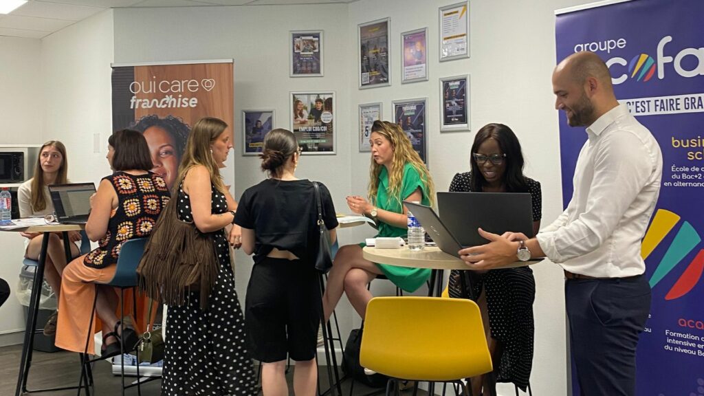 plusieurs entreprises présentes lors du jobdating organisé au campus Ecofac Le Mans