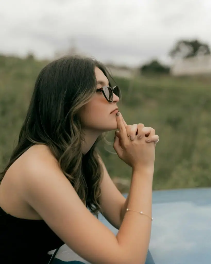 jeune femme pensive