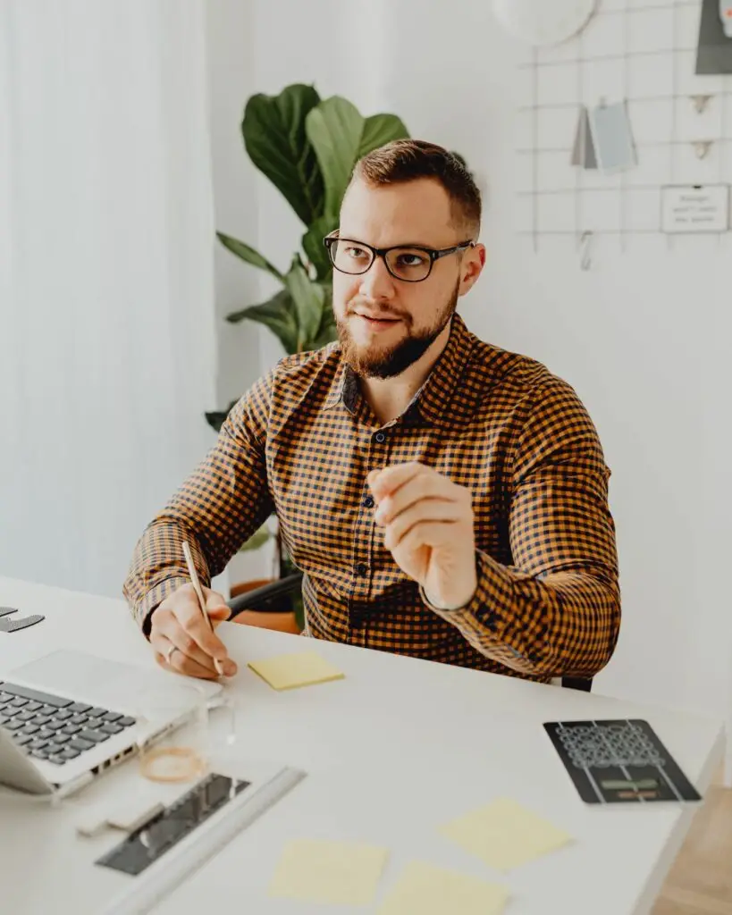 un commercial analyse et répond à un client