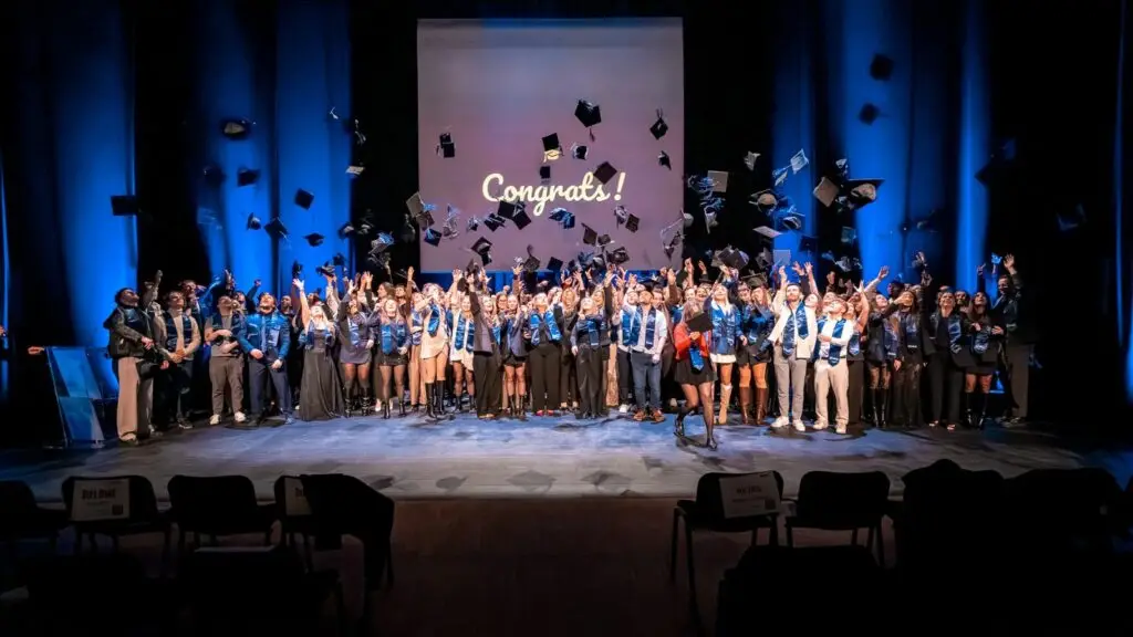 lancer de toques lors de la remise de diplôme