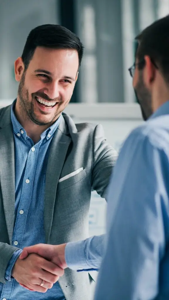 manager qui échange avec un collaborateur