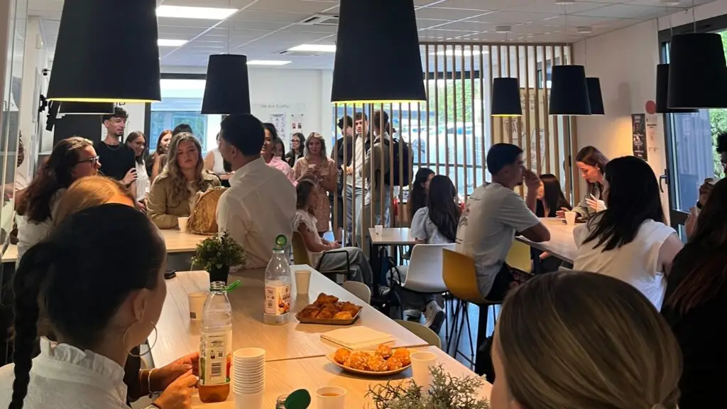 les étudiants du campus Ecofac de Angers dans la cafet pour la rentrée