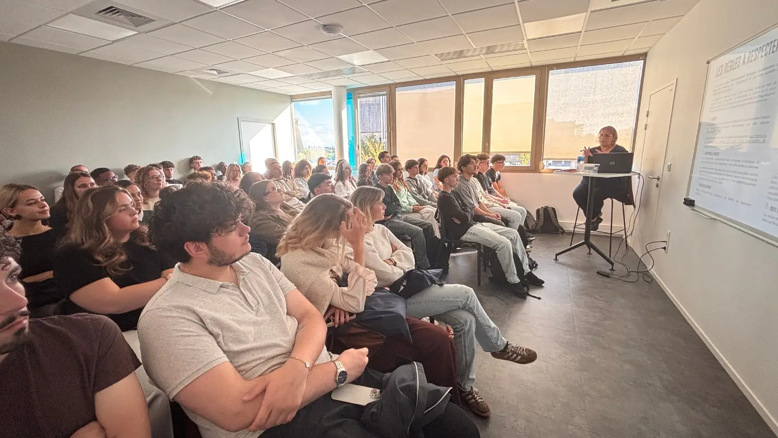 Groupe d'étudiant lors de la rentrée sur le campus Ecofac