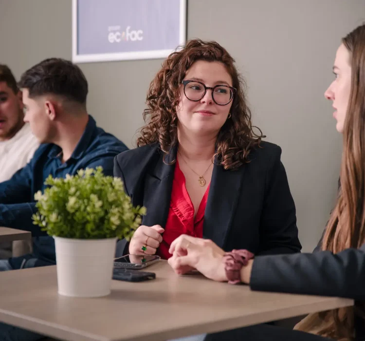 VIGNETTE – MAS RH Photo de deux groupes de deux étudiants discutant dans le campus Ecofac Rennes