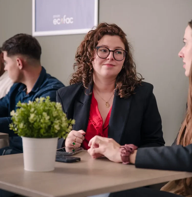 Photo de deux groupes de deux étudiants discutant dans le campus Ecofac Rennes